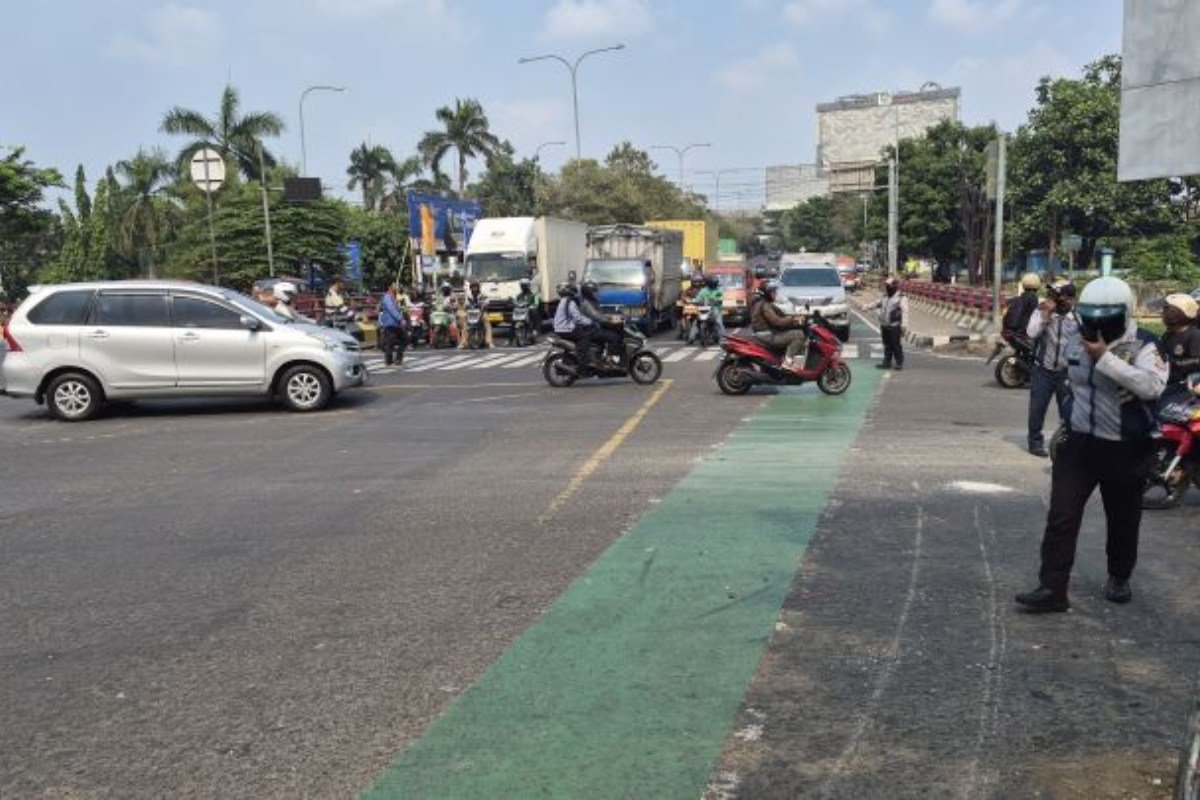 Truk Tabrak Motor di Simpang Unisma Bekasi, Lalu Lintas Macet