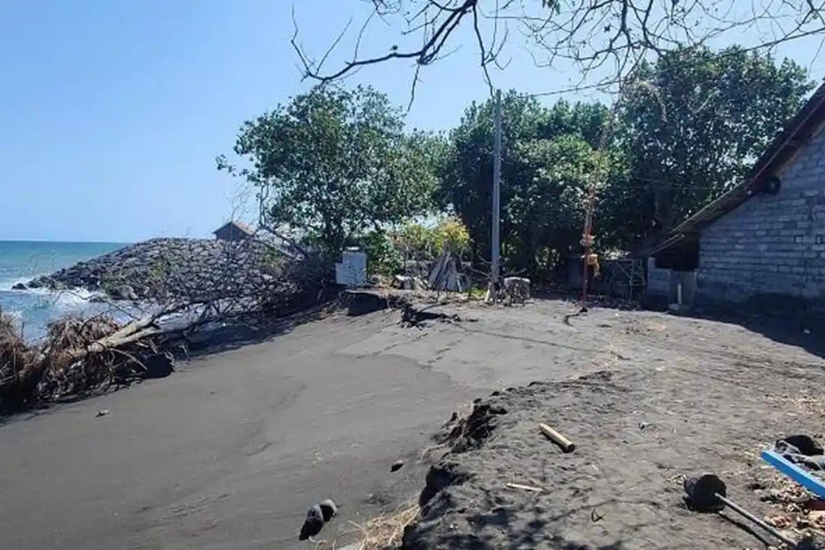 Abrasi Pantai Monggalan Klungkung Kian Parah Akibat Ombak Tinggi