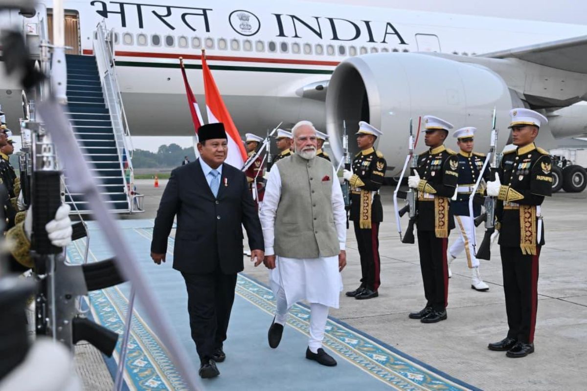 Prabowo Sambut PM India Narendra Modi di Bandara YIA Yogyakarta