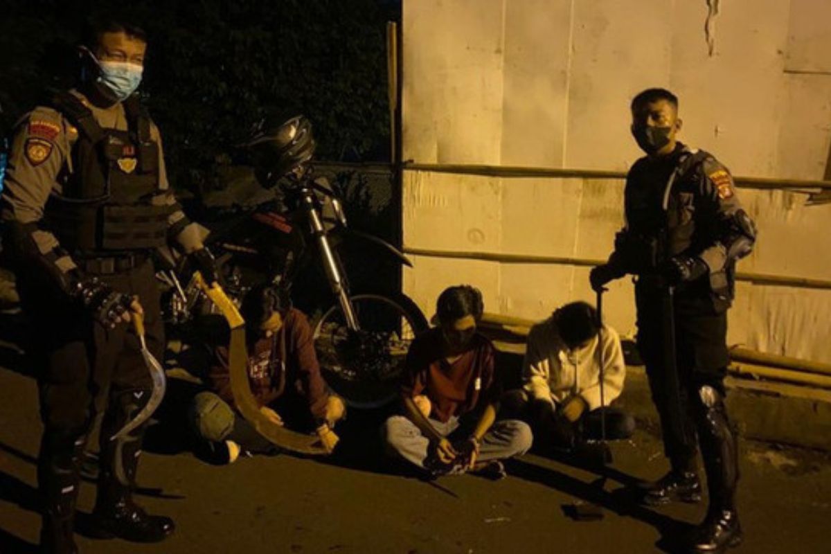 Polisi Depok Bubarkan Remaja Nongkrong Dini Hari demi Cegah Tawuran