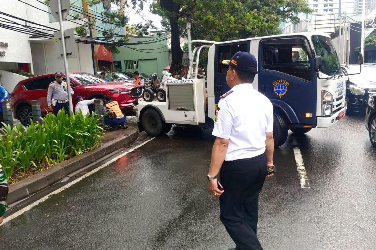 Parkir Liar di Senopati, Dishub Derek dan Cabut Pentil 4 Mobil