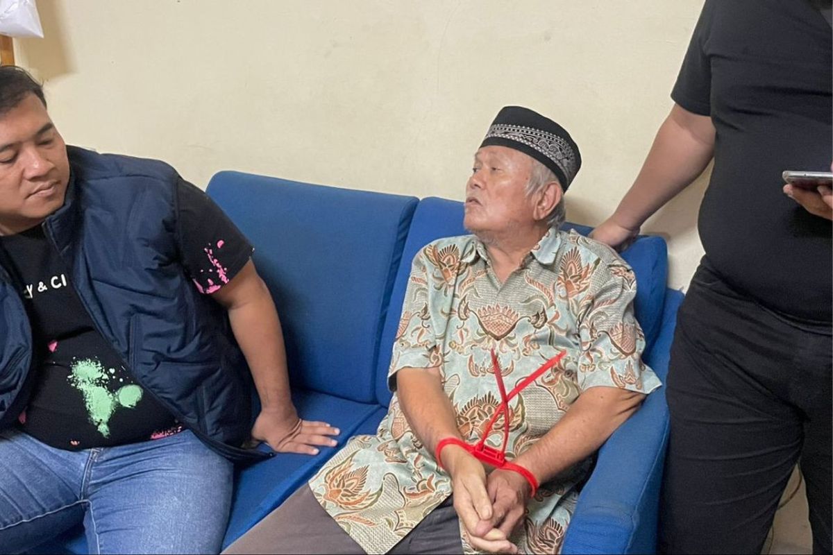 Dendam Lama, Lansia Tusuk Mantan Istri Saat Nikahan Anak