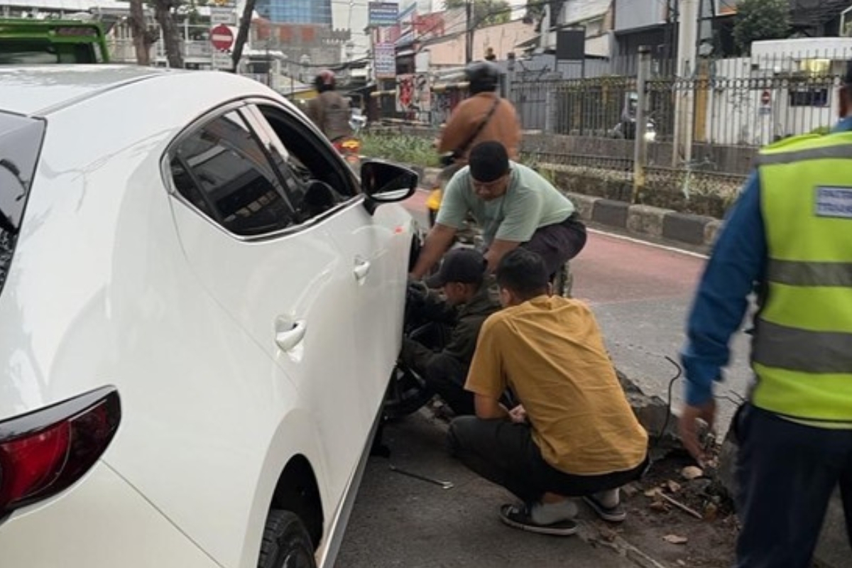 Sedan Tabrak Separator di Kebayoran Lama, Lalin Pondok Indah Macet