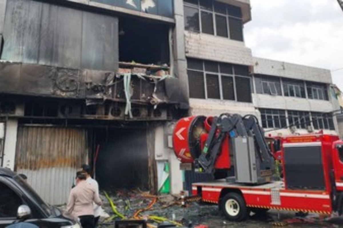 Ruko di Kompleks Cempaka Mas Kebakaran, 14 Mobil Damkar Dikerahkan