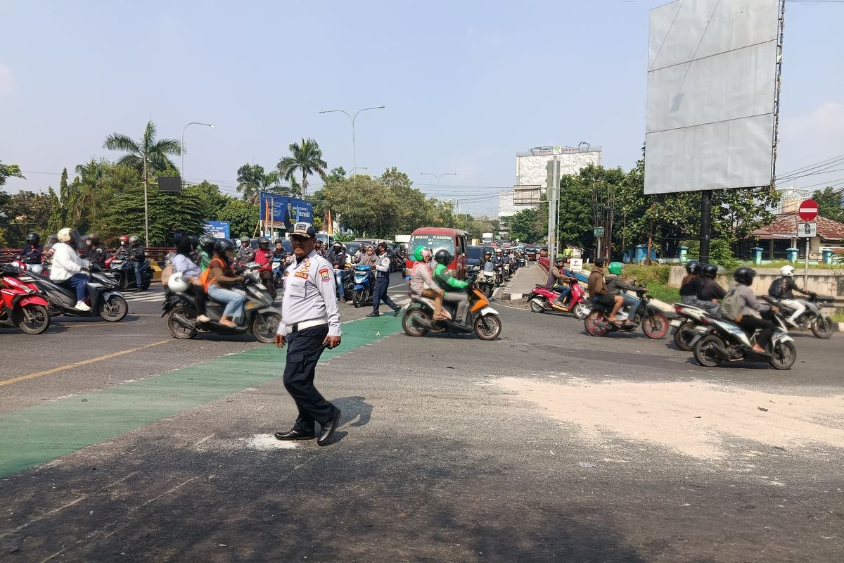 Macet Panjang Imbas Kecelakaan Truk di Simpang Unisma Bekasi