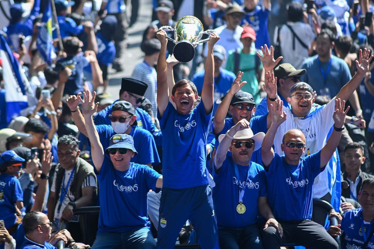 Pesta Bintang Lima Persib, Umuh Muchtar Sebar 1,5 Ton Ikan Kolam