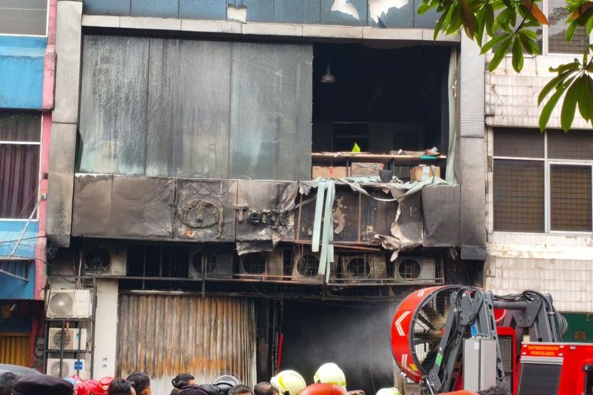 Ruko Cempaka Mas Kebakaran, 14 Unit Mobil Damkar Diterjunkan