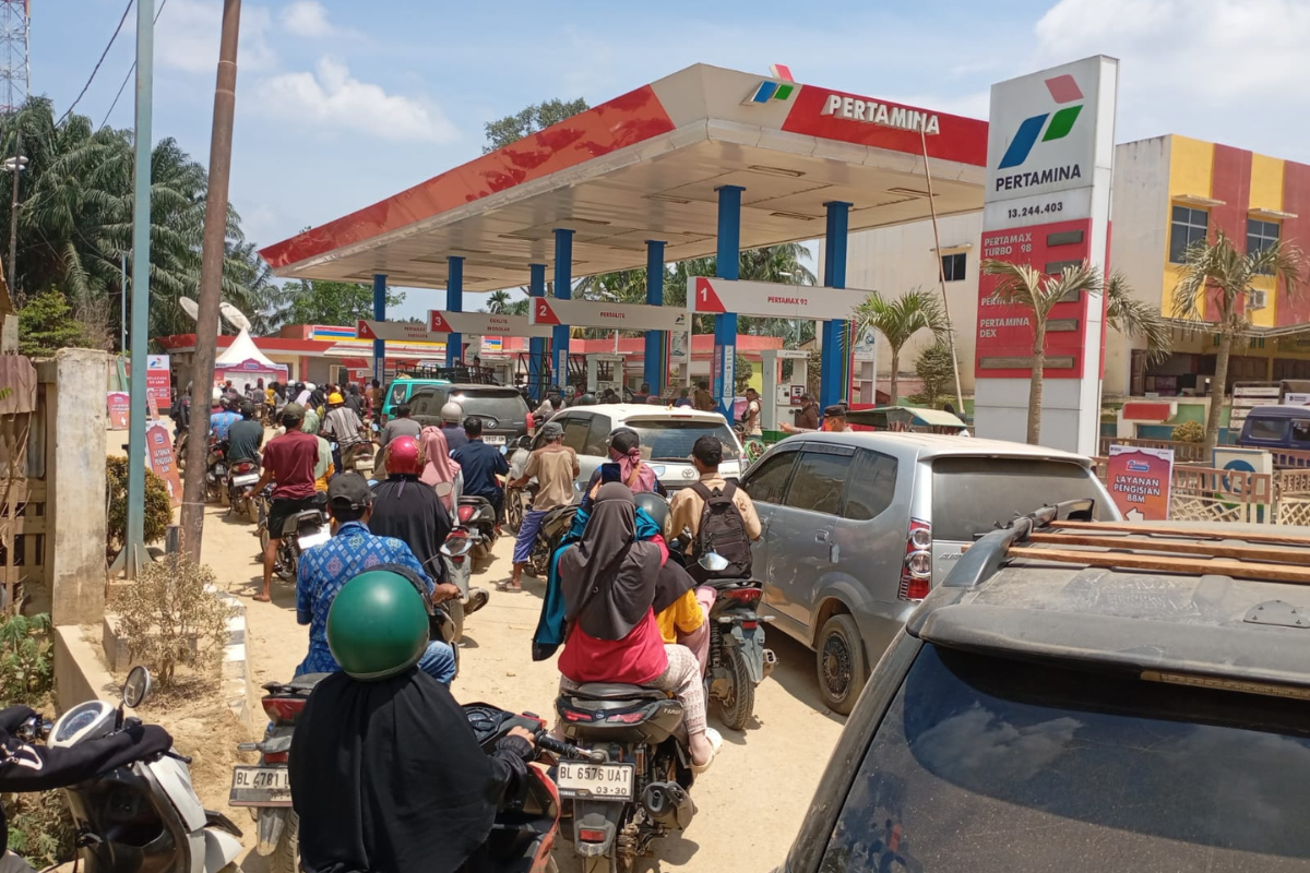 Jalur Distribusi Utama Lumpuh Jadi Penyebab Kelangkaan BBM di Sumbar