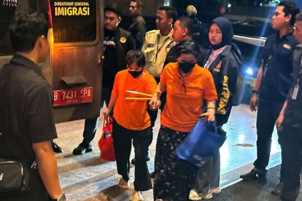 Polri Serahkan 320 WNA Jaringan Judi Online ke Kemenimipas
