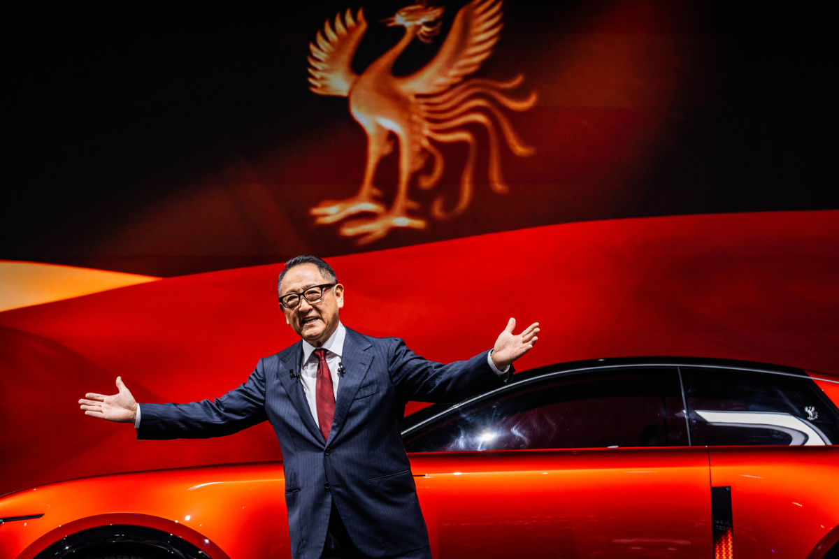 Bos Toyota Merasa Sendirian Pertahankan Mobil Mesin Konvensional
