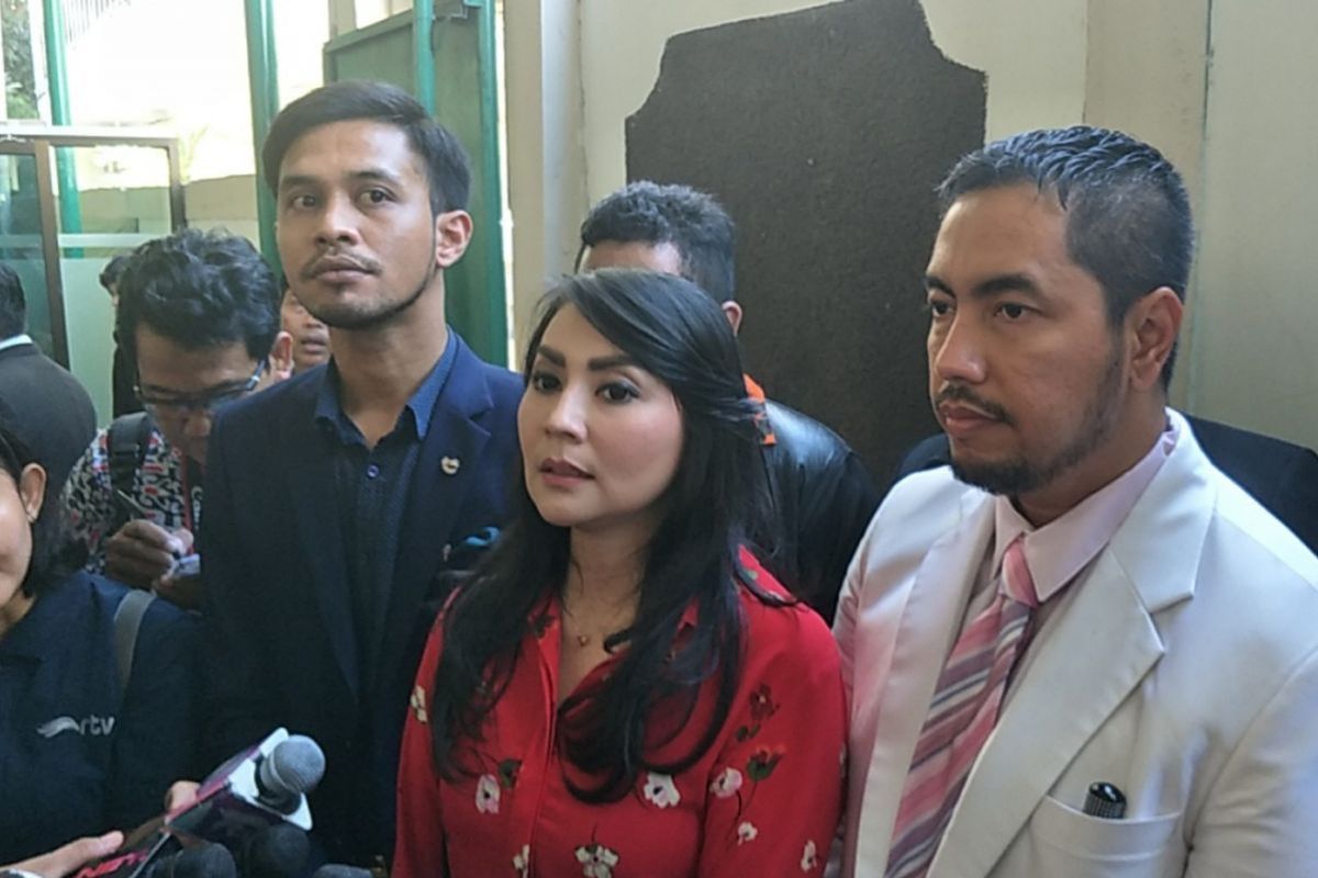 Unggah Foto Editan Hijab, Tessa Kaunang Somasi Sandy Tumiwa