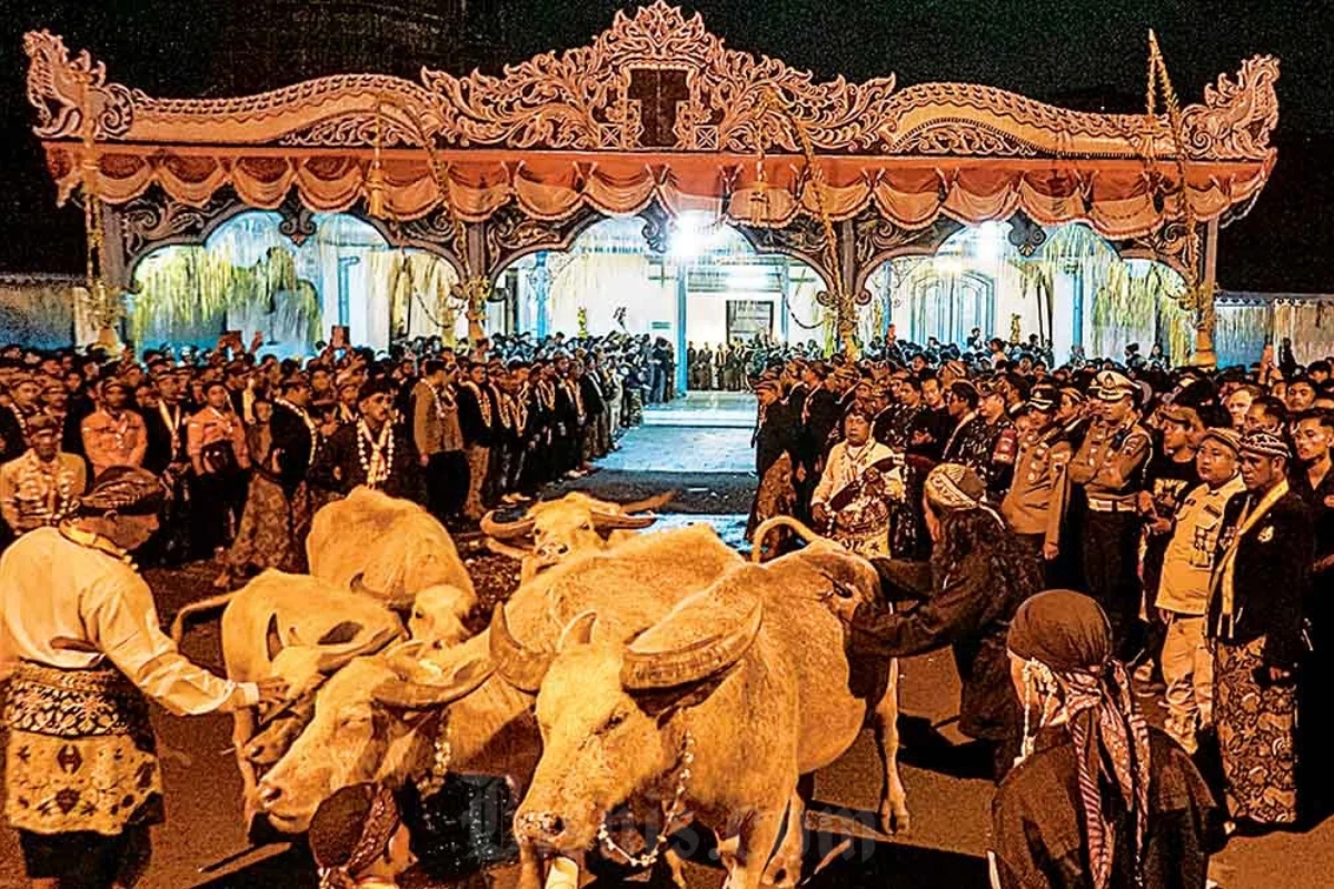 Kirab Pusaka Malam 1 Suro Keraton Solo Berjalan Khidmat dan Aman