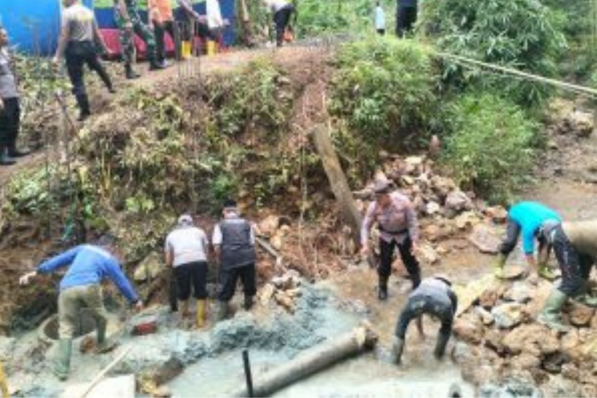 Pembangunan Jembatan Merah Putih Bantuan Kapolres Trenggalek Dimulai