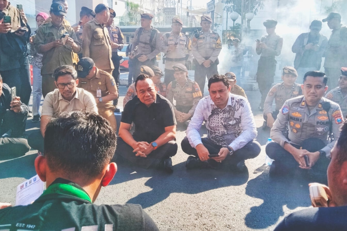 Aliansi BEM Surabaya Bawa Ribuan Massa Aksi Kepung Gedung Grahadi