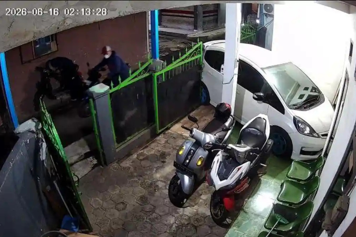 Komplotan Curanmor Terekam CCTV Gasak Dua Motor Kosan di DepokKomplotan Curanmor Terekam CCTV Gasak Dua Motor Kosan di Depok