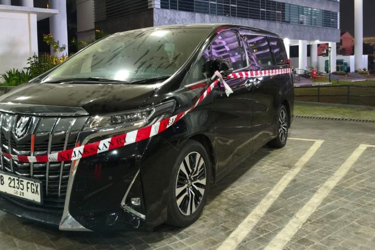Kasus Korupsi MBG: Kejagung Sita Mobil Alphard Milik Tersangka Asep