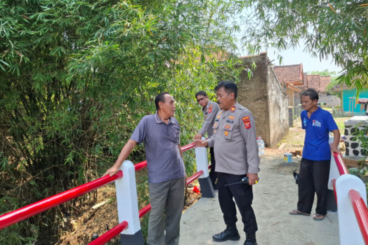 Polsek Kadipaten Cek Pemeliharaan Jembatan Sungai Cikasarung