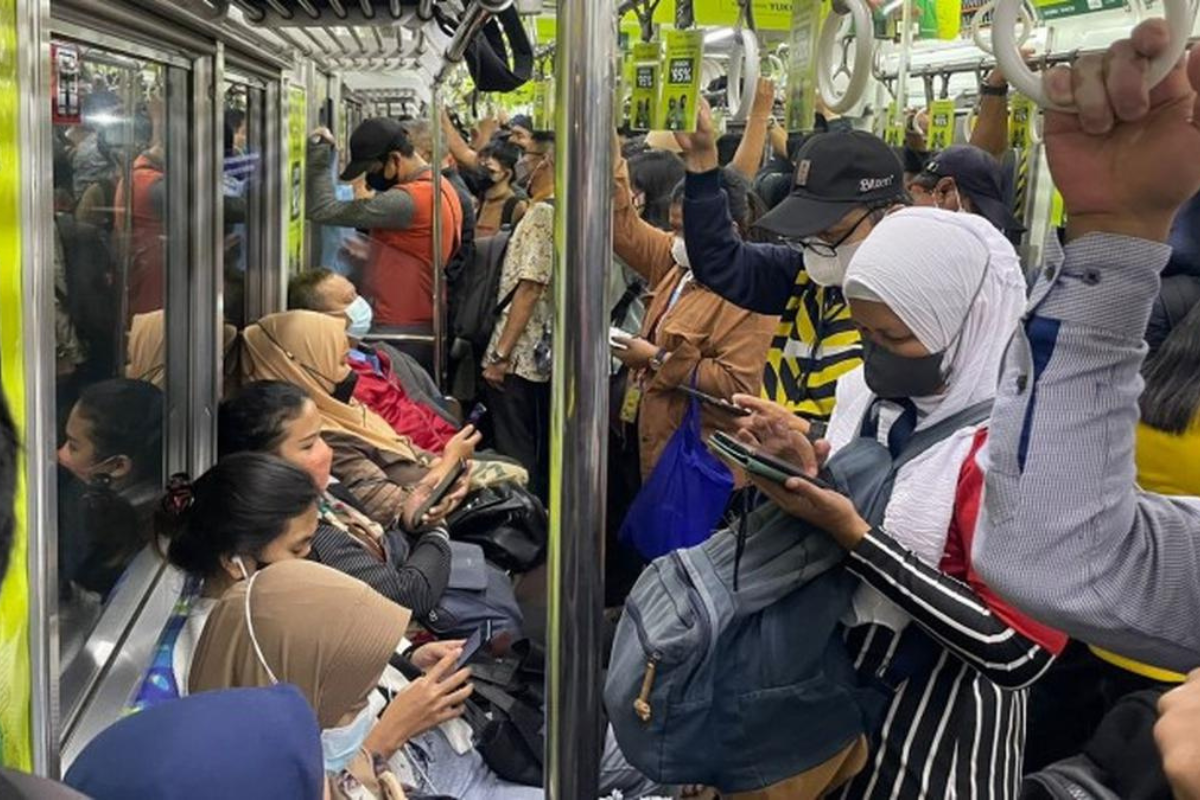 Pekerja Mengeluh Berbagi KRL Jogja-Solo dengan Rombongan Study Tour