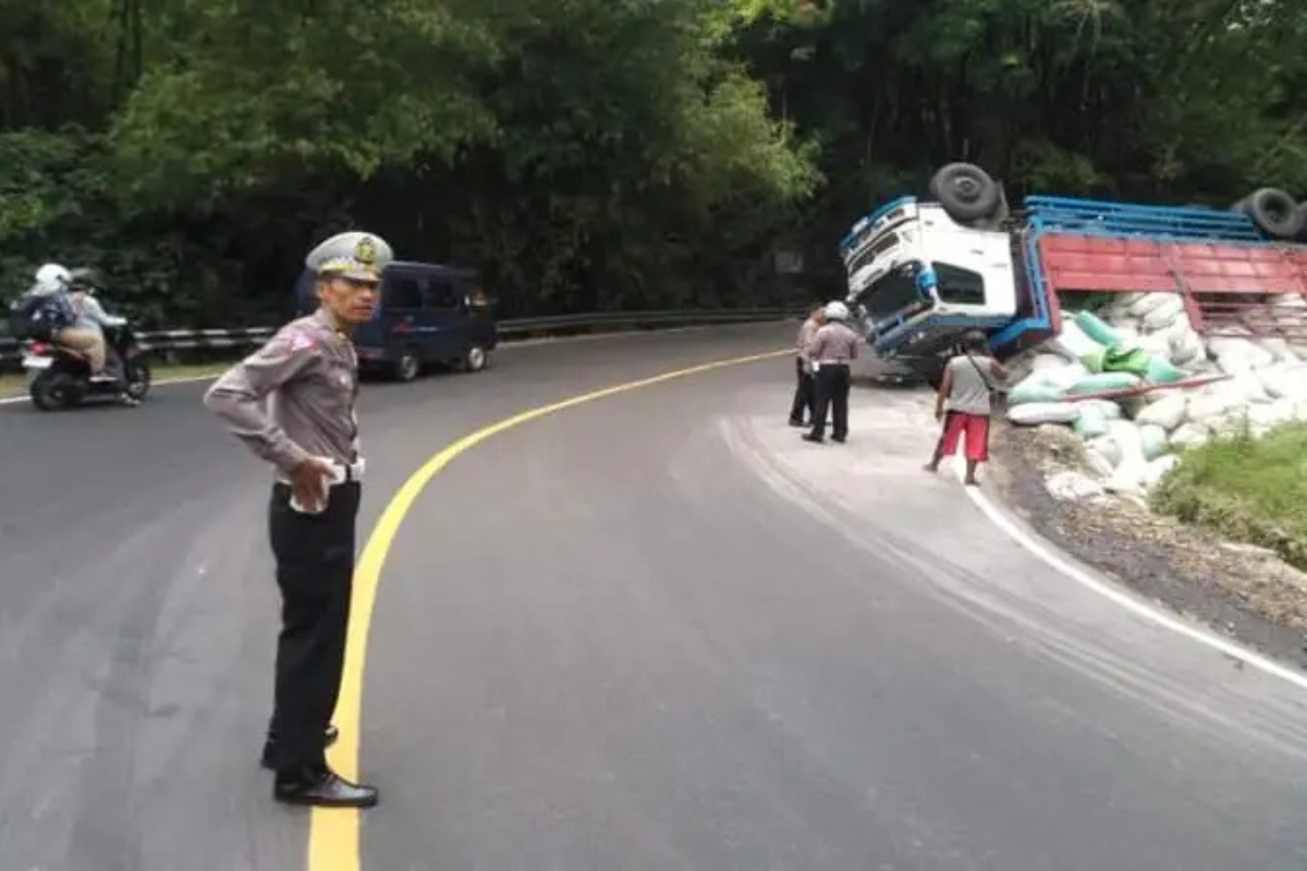 Tronton Terguling di Tikungan Bokong Semar Piyungan, Jalur Macet