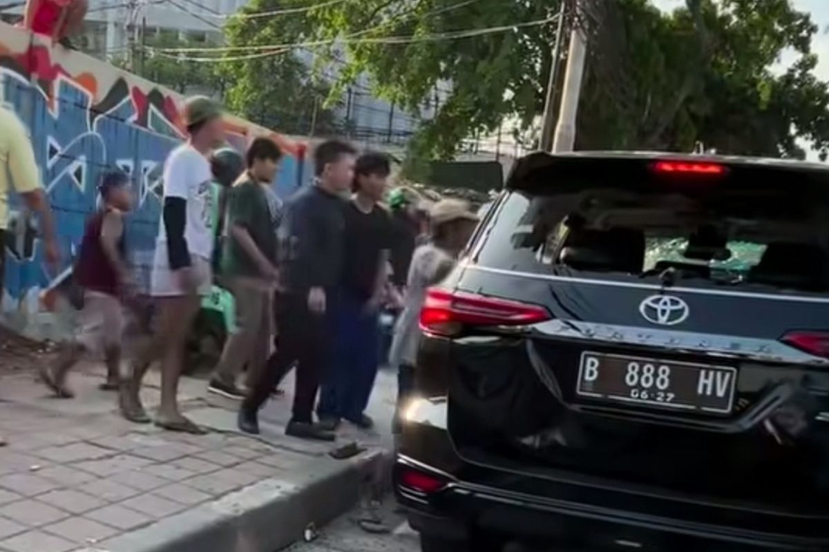 Dipicu Cekcok, Fortuner Diamuk Massa di Tanah Abang Jadi Viral