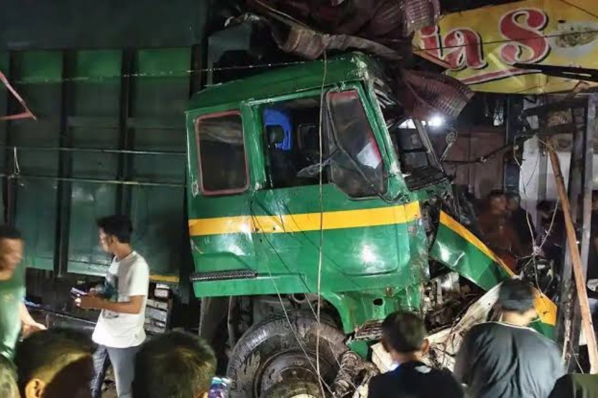  Kecelakaan Beruntun di Labusel: 2 Tewas, 13 Kendaraan Ringsek 