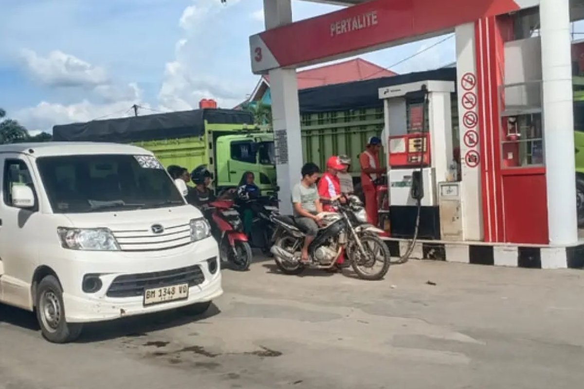 Imbas Pertamax Naik, Antrean Pertalite di Sukabumi Mengular