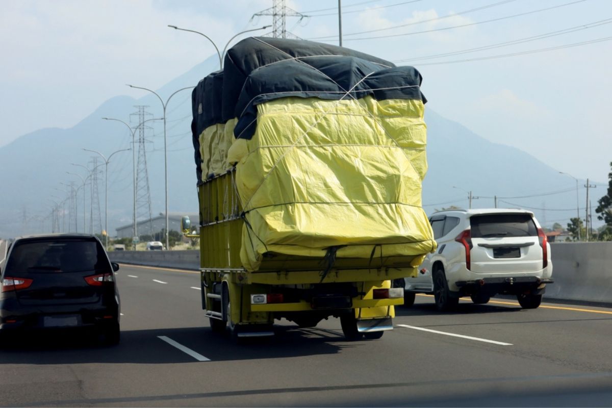 Efek Pembatasan Solar Subsidi Mulai Bebani Operasional Truk