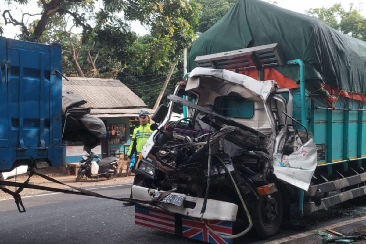 Tabrakan 2 Truk di Pantura Situbondo, Balita Tewas Terjepit