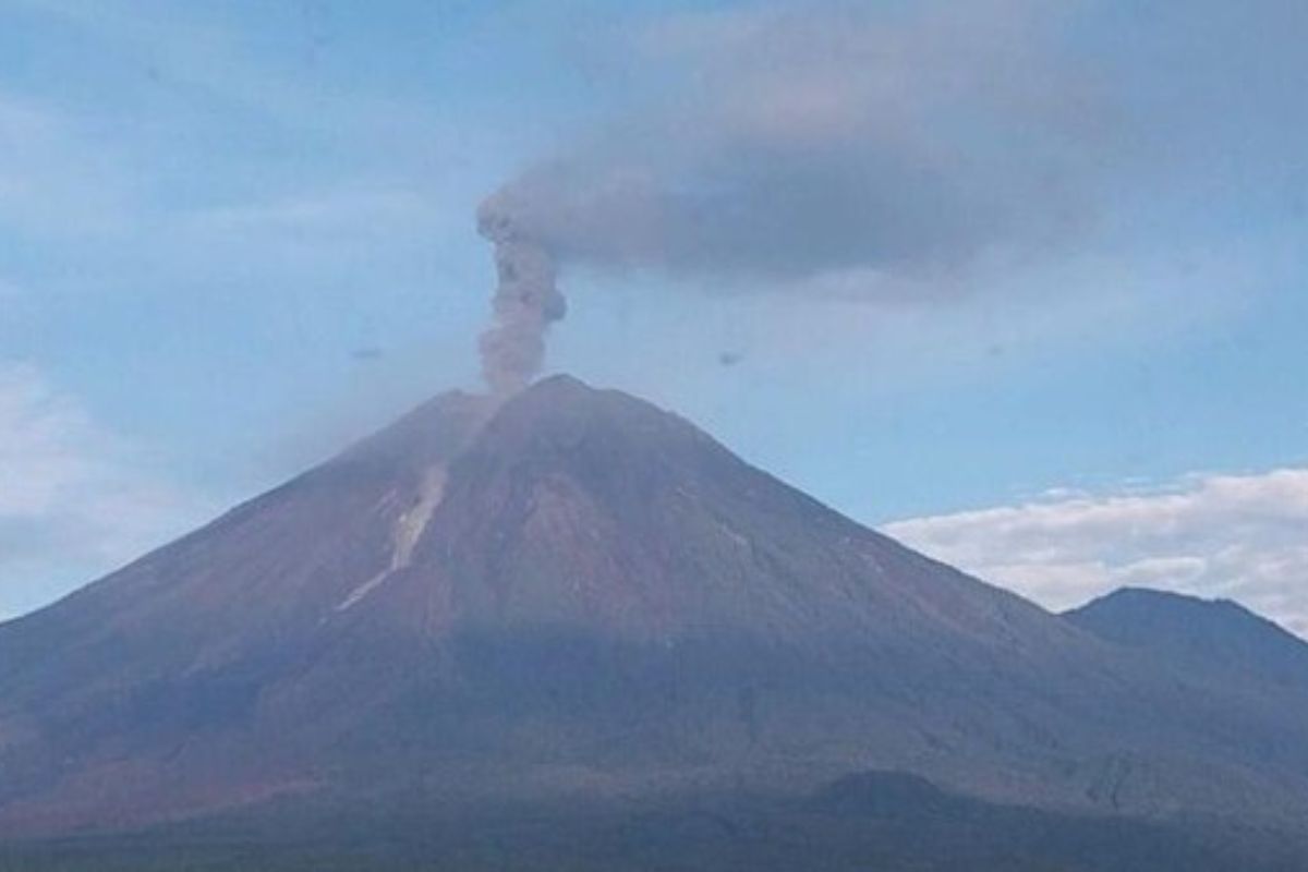 Gunung Semeru Erupsi 4 Kali Pagi Ini, Letusan Capai 1 Kilometer