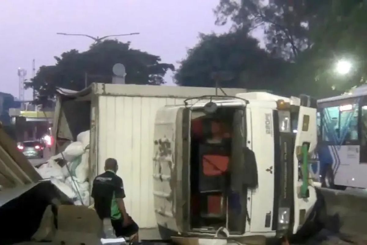 Terguling di Flyover Pesing, Mobil Box Biji Plastik Bikin Macet