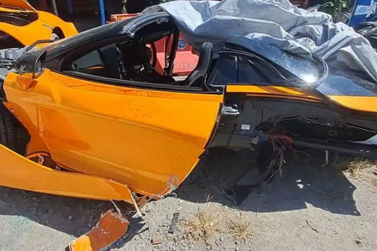Oleng Kecepatan Tinggi, Supercar McLaren di Sukoharjo Terbelah Dua