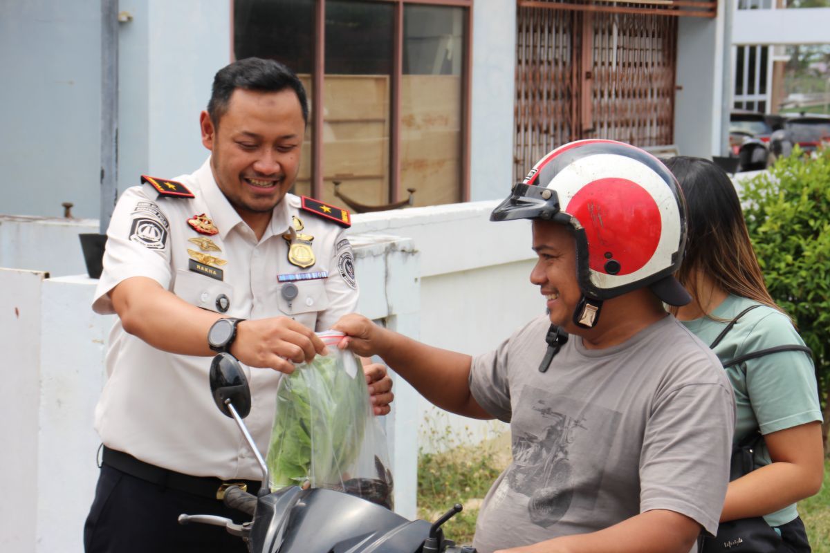 Rudenim Tanjungpinang Bagikan Hasil Panen IMI FARM ke Warga