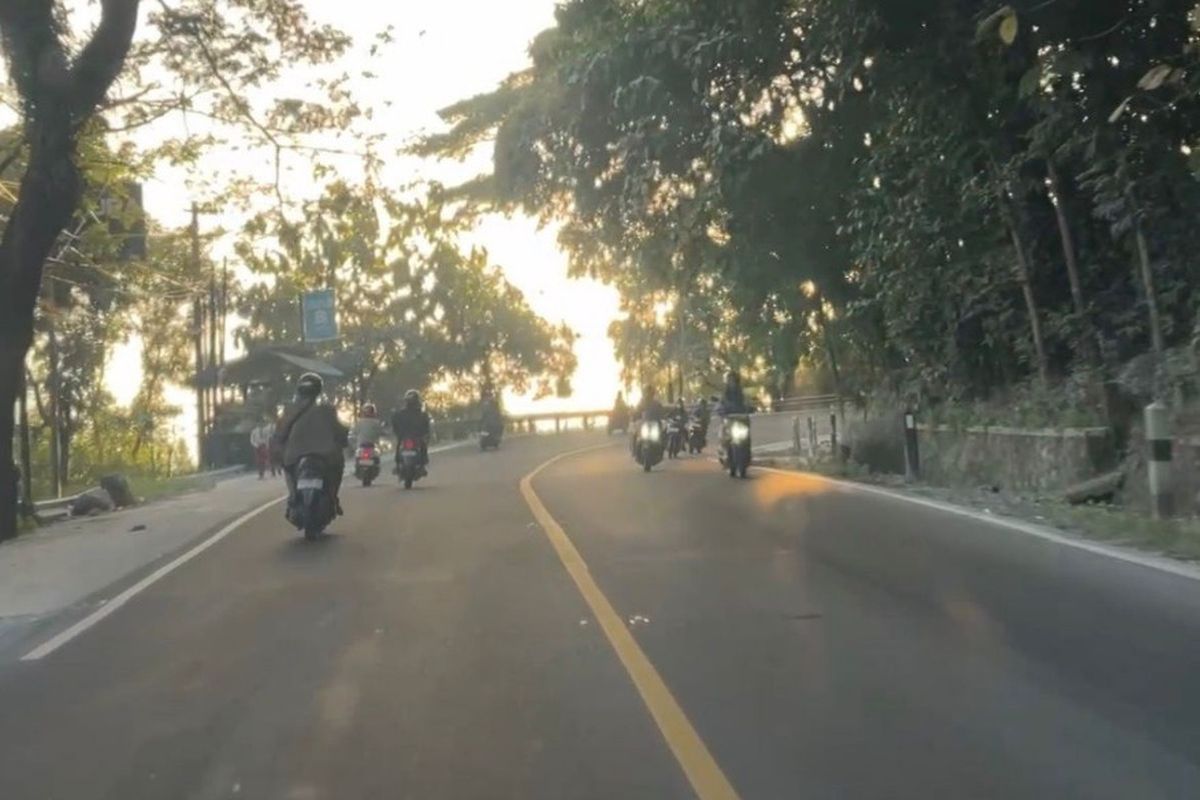 . Truk Batu Putih Terguling di Bokong Semar, Jalur Jogja Macet