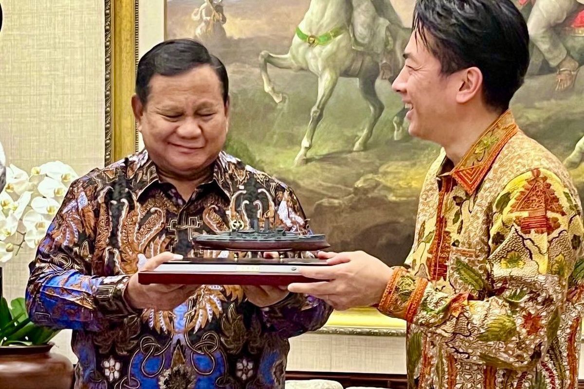 Pertemuan di Kertanegara, Menhan Jepang Hadiahi Prabowo Miniatur Kapal