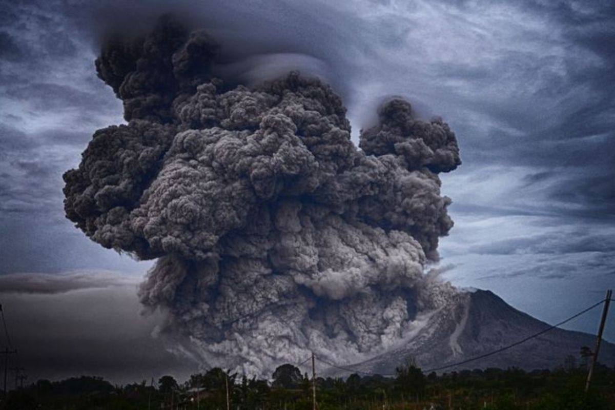 Badan Geologi: Tiga Gunung Api di Indonesia Timur Erupsi Jumat Pagi