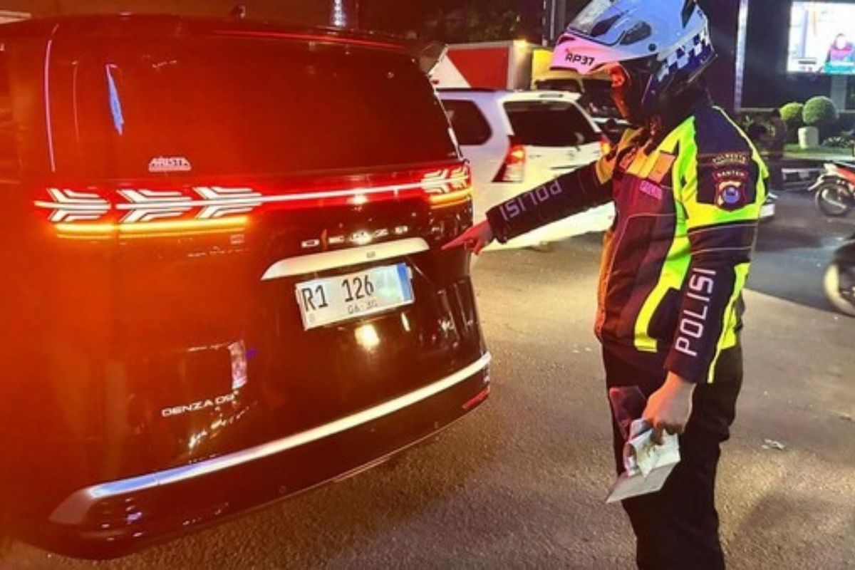 Mobil Mewah Denza D9 Kena Tilang Gara-Gara Modifikasi Pelat R1