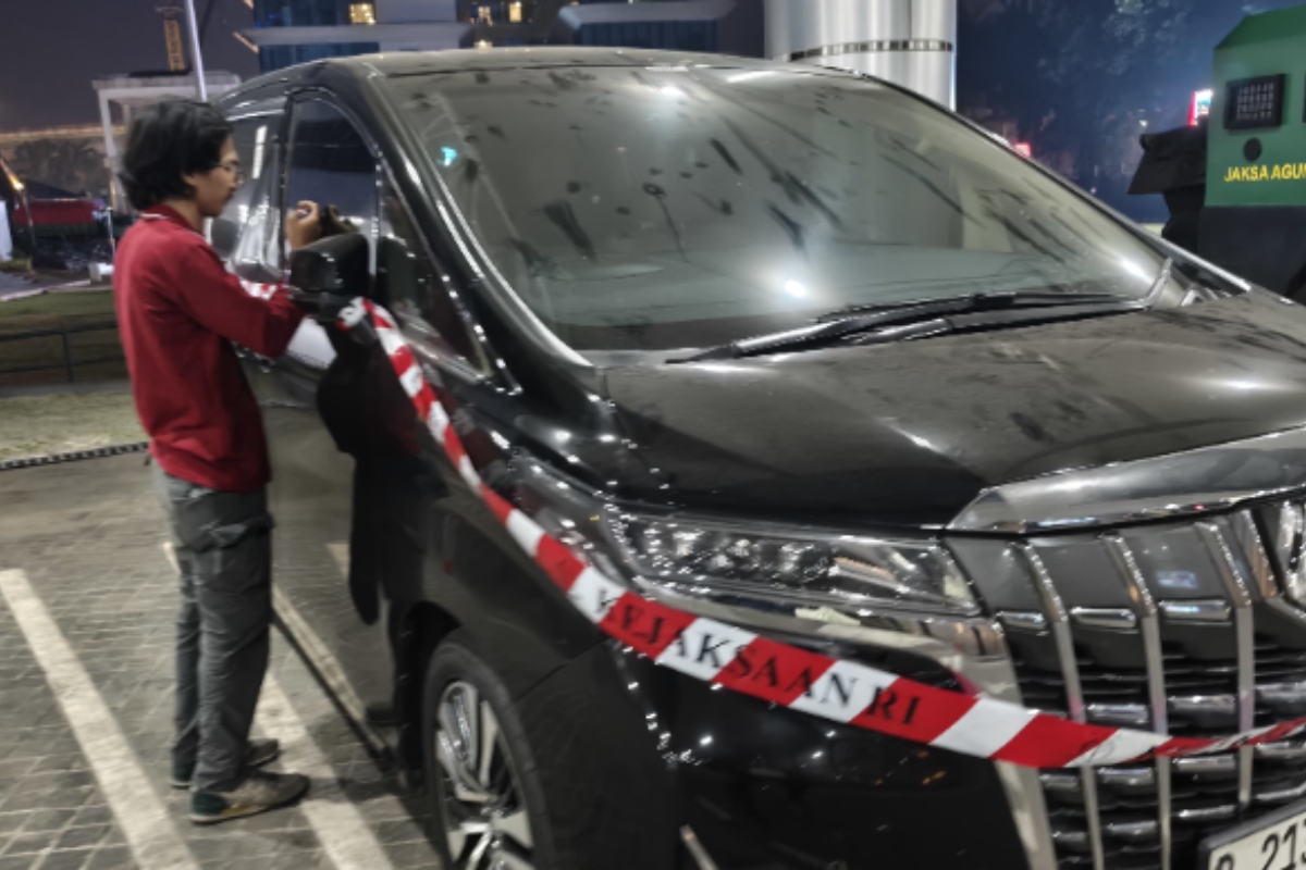 Korupsi MBG: Kejagung Sita Mobil Alphard Tersangka Asep Yusuf
