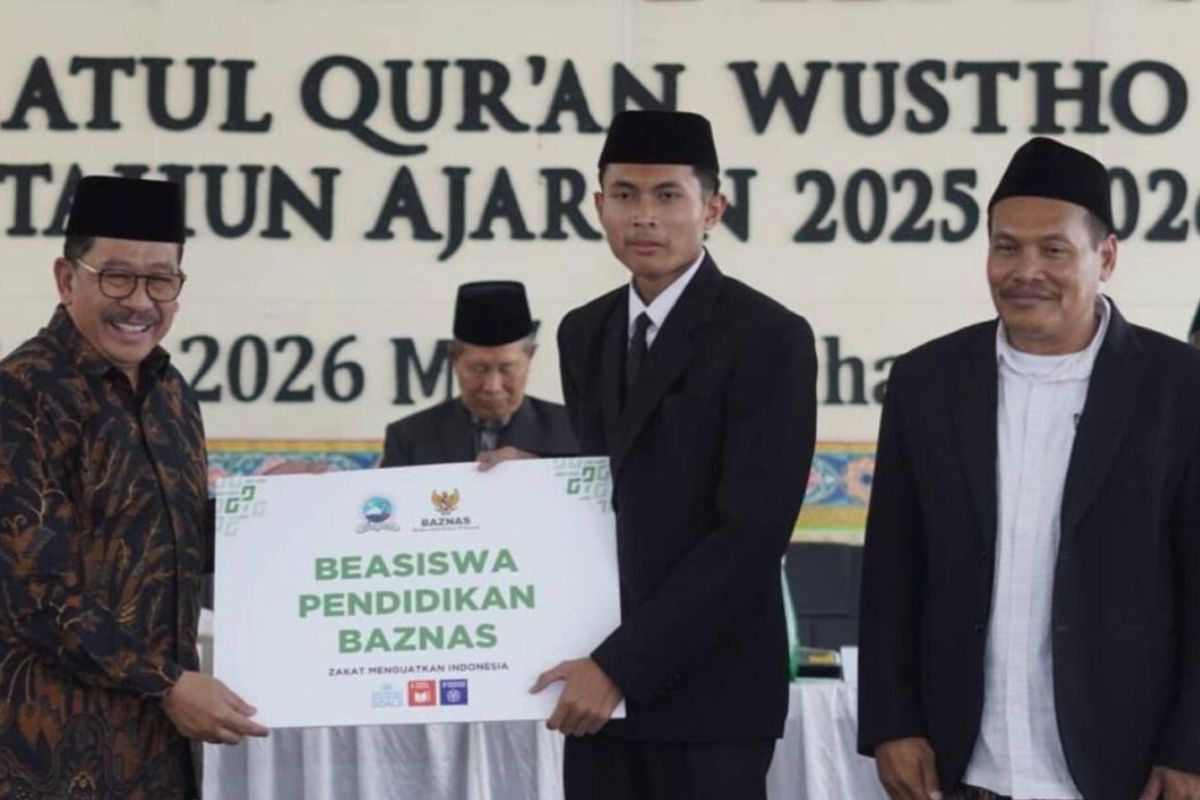 Baznas RI Salurkan Beasiswa Pendidikan untuk Santri Pesantren