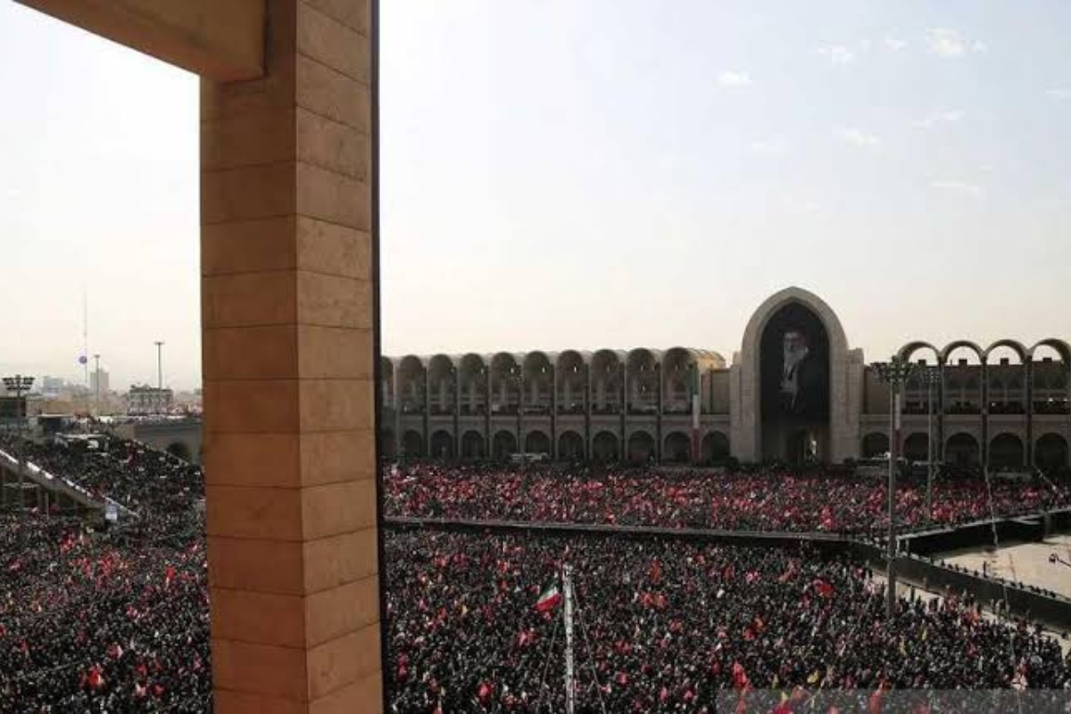 Laut Manusia Banjiri Teheran dalam Prosesi Pemakaman Ayatollah Khamenei