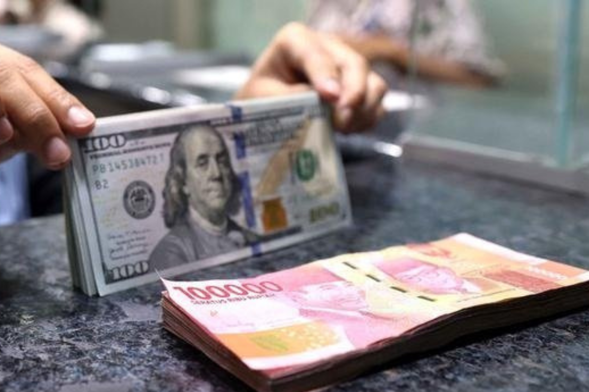 Imbas Sentimen Global, Rupiah Anjlok ke Posisi Rp17.630 per Dolar AS