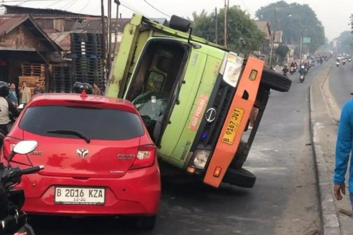Tabrakan Truk dan Mobil di BKT Cakung, Arus ke Pulogadung Macet