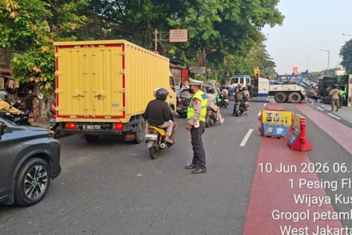 Mobil Box Biji Plastik Terguling di Flyover Pesing, Lalin Macet