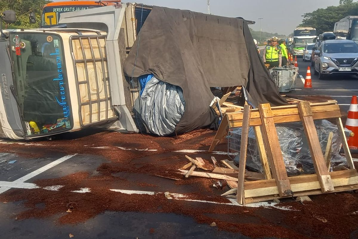 Truk Muatan Trafo Terguling di Tol Cipali Usai Ditabrak Truk Gandeng