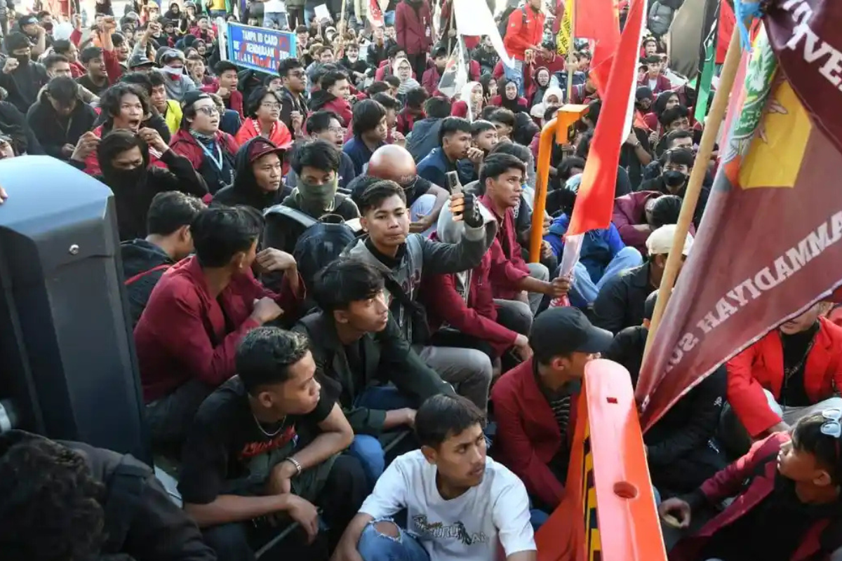 Aliansi BEM Surabaya Gelar Aksi Demo Besar-Besaran di Grahadi