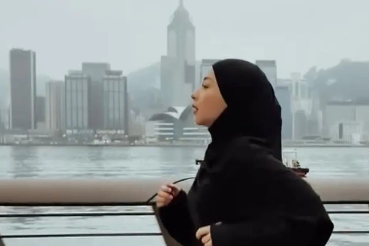 Nikita Willy Tampil Modis dengan Hijab Sporty dan Baju Longgar