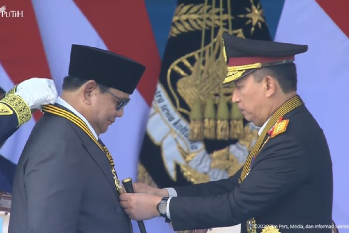 Prabowo Terima Medali Kehormatan Loka Praja Samrakshana dari Polri