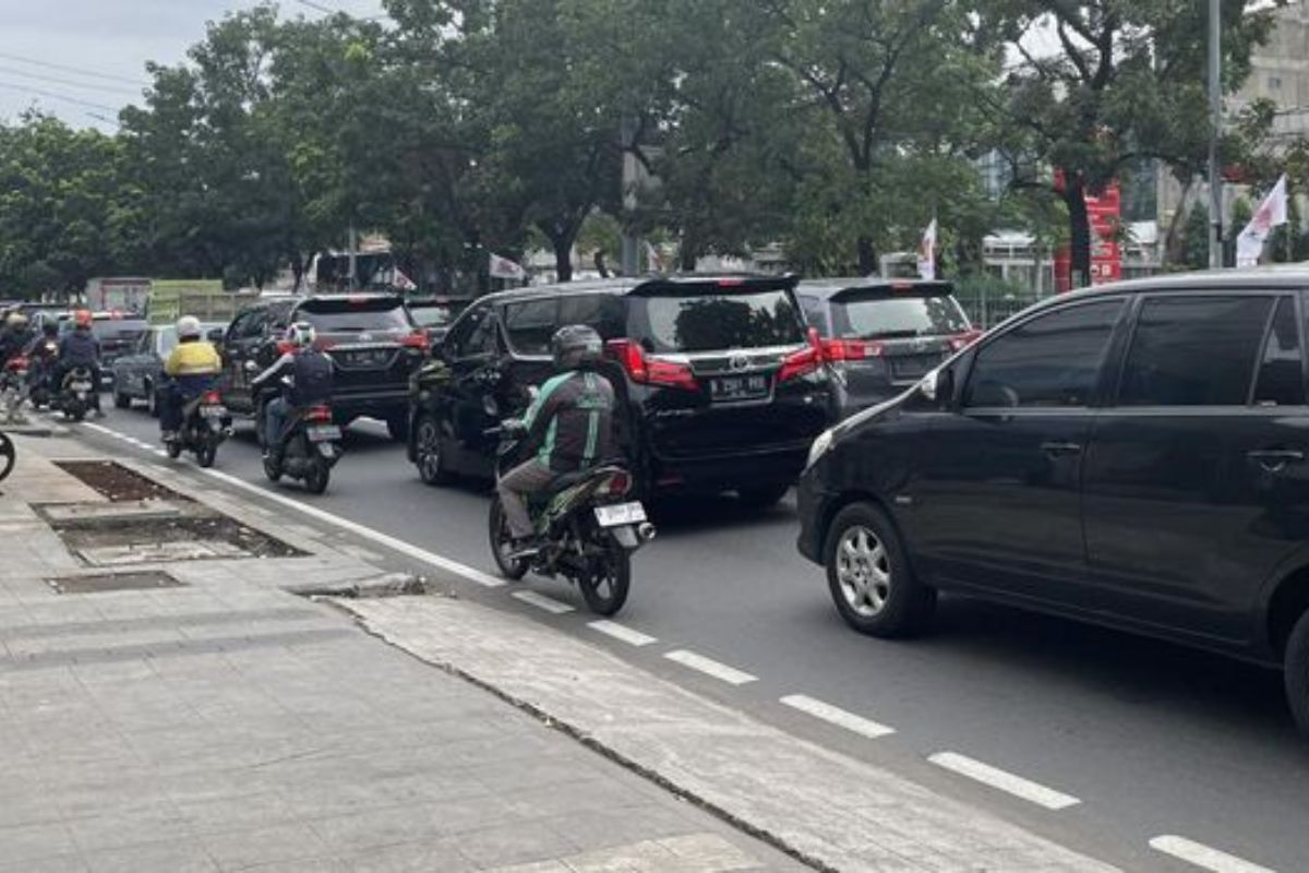 Ceceran Beton Mengeras, Jalan Panjang Jakbar Macet Pagi Ini