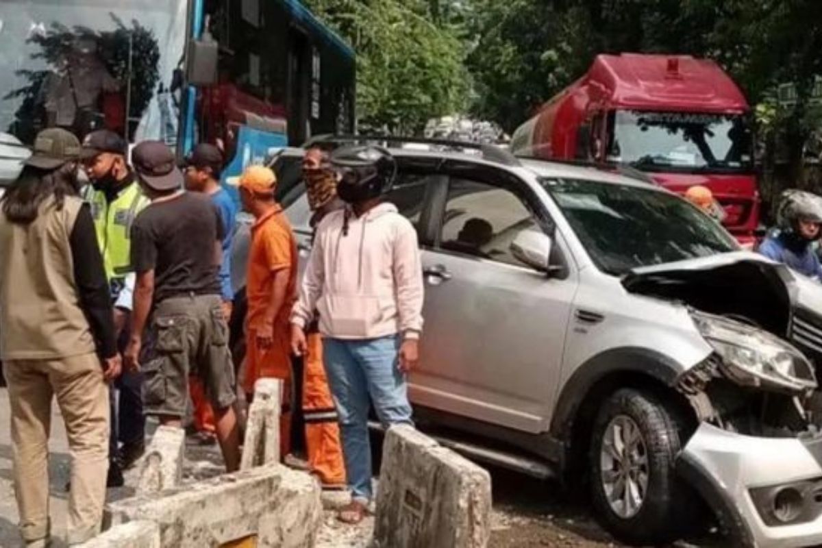 Sedan Hantam Separator Jalan di Jaksel, Evakuasi Picu Kepadatan