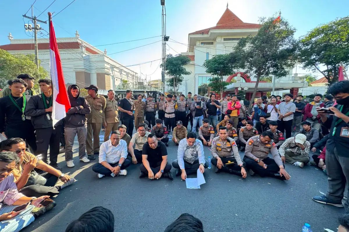 Ribuan Mahasiswa Aliansi BEM Surabaya Gelar Demo di Grahadi hari Ini