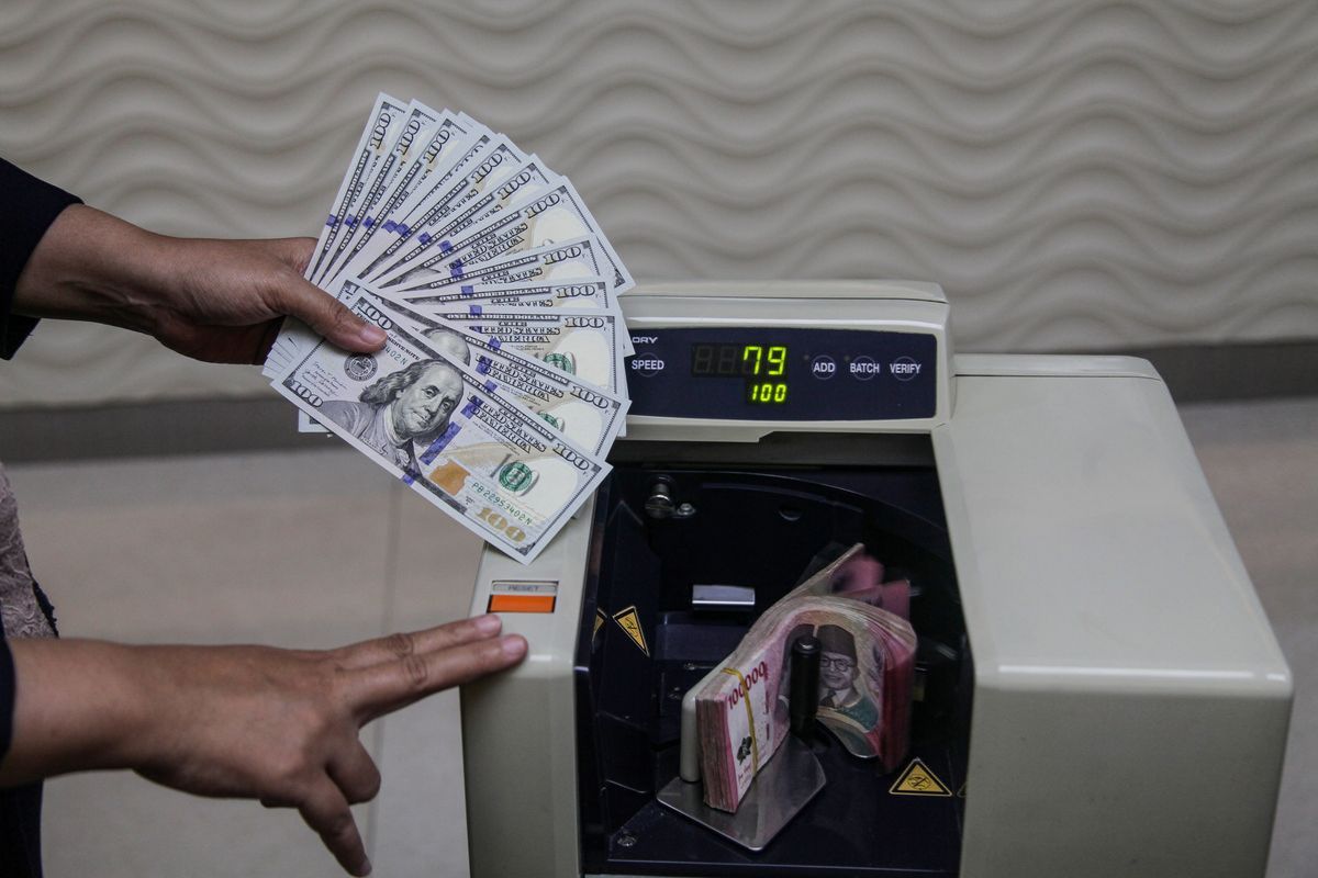 Rupiah Tembus Rp18.000, Warga Cirebon Serbu Tempat Tukar Valas